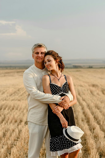 The Pros and Cons of Using Online Dating Sites