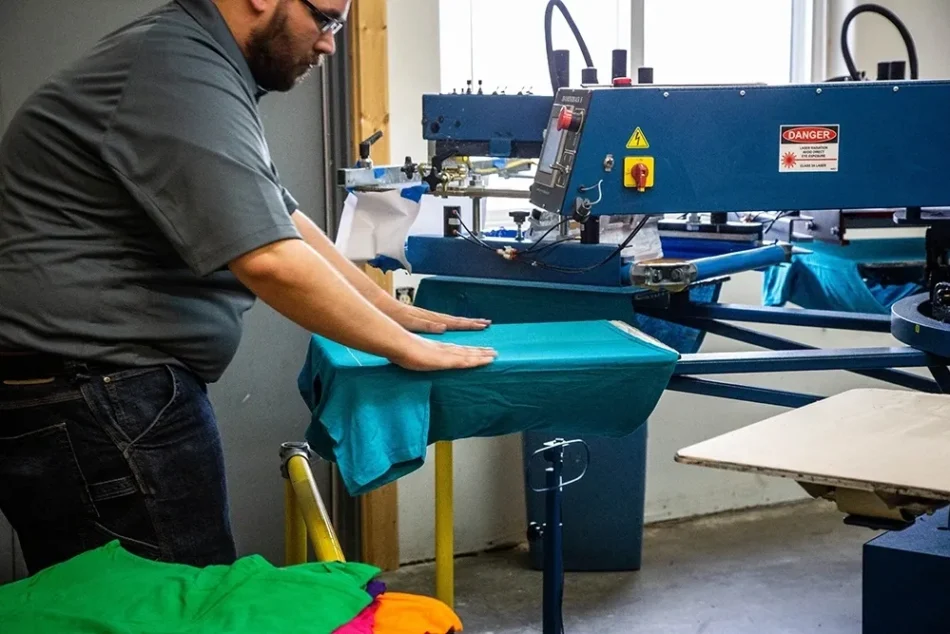 What are the key benefits of screen printing Gilbert AZ shops?